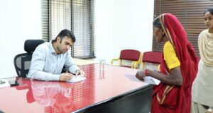 जनदर्शन में नल-जल योजना के अधूरे कार्य और बैंक संबंधी शिकायत, कलेक्टर ने जांच के दिए निर्देश,स्कूल और आंगनबाड़ी परिसर में अवैध कब्जे की शिकायत पर प्रशासन सख्त