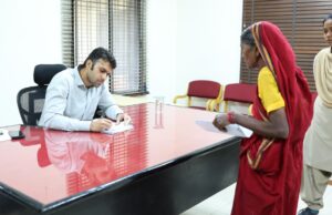 जनदर्शन में नल-जल योजना के अधूरे कार्य और बैंक संबंधी शिकायत, कलेक्टर ने जांच के दिए निर्देश,स्कूल और आंगनबाड़ी परिसर में अवैध कब्जे की शिकायत पर प्रशासन सख्त