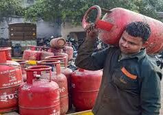 कमर्शियल गैस सिलेंडर के 115 रुपये तक बढ़े दाम,6 साल में पहली बार मचाया ऐसा कोहराम…