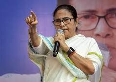 चुनाव आयोग पर भड़कीं ममता, अधिकारियों के तबादले पर उठाए सवाल; भाजपा पर लगाए आरोप