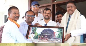 लंबित मांगों पर सहकारी कर्मचारियों का प्रतिनिधिमंडल मंत्री केदार कश्यप व प्राधिकृत अध्यक्ष शशिकांत द्विवेदी से की मुलाक़ात,मिला जल्द समाधान का आश्वासन