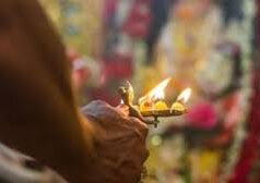 पूजा के समय इस तरह से जलाएं दीपक, न करें ये गलतियां….