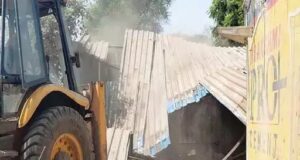 अफीम किसान ताम्रकार परिवार के खिलाफ कार्रवाई जारी, अब दुकान पर चला बुलडोजर