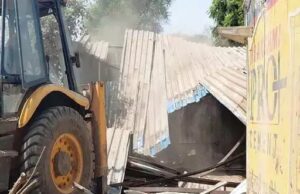 अफीम किसान ताम्रकार परिवार के खिलाफ कार्रवाई जारी, अब दुकान पर चला बुलडोजर