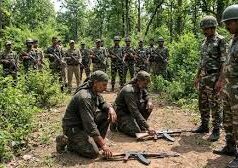 छत्तीसगढ़ में 15 नक्सलियों ने किया सरेंडर, इनमें 9 महिला, 6 पुरुष; AK47 और इंसास जैसे हथियार भी पुलिस को सौंपे