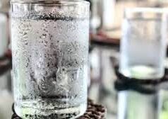 क्या बर्फ जैसा ठंडा पानी पीना स्वास्थ्य के लिए कितना हानिकारक है? जाने एक्सपर्ट से…