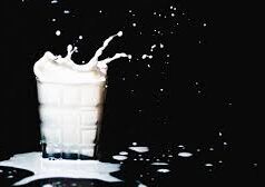 नॉर्मल दूध छोड़ क्यों A2 मिल्क पी रहे हैं लोग? जानिए इसके गजब के फायदे और कुछ नुकसान