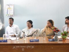 कलेक्टर मिश्रा ने जिला मुख्यालय बालोद के समीपस्थ ग्राम जुंगेरा पहुँचकर डीएमएफ बेस लाइन सर्वे कार्य का लिया जायजा