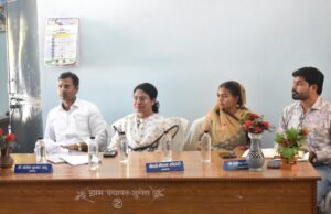 कलेक्टर मिश्रा ने जिला मुख्यालय बालोद के समीपस्थ ग्राम जुंगेरा पहुँचकर डीएमएफ बेस लाइन सर्वे कार्य का लिया जायजा