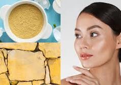 मुल्तानी मिट्टी पाउडर या पत्थर, ग्लोइंग स्किन के लिए कौन सा है बेहतर?