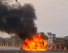 आमानाका ओवरब्रिज में बड़ी घटना, चलती कार जलकर खाक