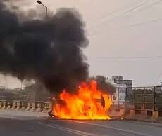 आमानाका ओवरब्रिज में बड़ी घटना, चलती कार जलकर खाक