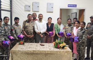 अंतरराष्ट्रीय महिला दिवस पर बचेली थाने में महिला पुलिसकर्मियों का उत्साहपूर्ण सम्मान, थाना प्रभारी ने सराहा उनका योगदान