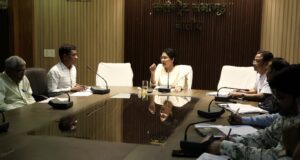 कलेक्टर ने धान उठाव के संबंध में अधिकारियों की ली बैठक:धान खरीदी योजना अंतर्गत सहकारी समितियों से शेष धान का शीघ्र उठाव सुनिश्चित कराने के दिए निर्देश