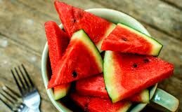 गर्मियों में लोग तरबूज खाना पसंद करते हैं पर किडनी के लिए फायदेमंद या नुकसानदायक जानें एक्सपर्ट से….