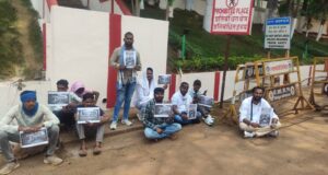 एनएमडीसी सीएमडी अमिताव मुखर्जी के किरंदुल-बचेली आगमन पर स्थानीय युवाओं का शांतिपूर्ण विरोध प्रदर्शन