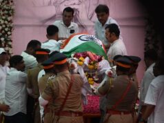 पंचतत्व में विलीन हुईं आशा भोसले, बेटे आनंद ने दी मुखाग्नि, राजकीय सम्मान के साथ हुई अंतिम विदाई