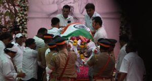 पंचतत्व में विलीन हुईं आशा भोसले, बेटे आनंद ने दी मुखाग्नि, राजकीय सम्मान के साथ हुई अंतिम विदाई