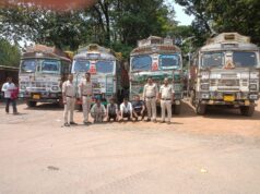 “ऑपरेशन_प्रहार” के तहत रायगढ़ पुलिस की बड़ी कार्रवाई— 4 ट्रकों से 82 लाख से अधिक का अवैध कबाड़ जब्त