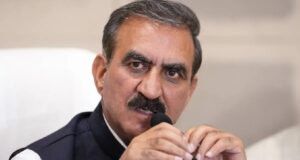 आर्थिक संकट का असर सत्ता पर, CM की आधी और मंत्रियों की 30% सैलरी रुकेगी