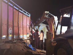 मिनी हाइवा और ट्रक में हुई आमने-सामने की भिड़ंत, गंभीर रूप से घायल तीन लोगों ने अस्पताल में तोड़ा दम…