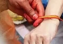 क्या आप भी गलत हाथ में बंधवा रहे हैं कलावा? यहां पढ़ें रक्षासूत्र बांधने और उतारने के 3 जरूरी नियम