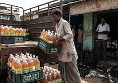 प्लास्टिक बोतलों में पहुंची देसी शराब, पुराना स्टॉक खत्म होते ही नई सप्लाई शुरू