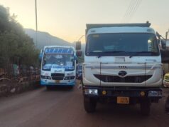 हाईवा चालकों की मनमानी, रिंग रोड नंबर-4 पर मुख्य मार्ग बने पार्किंग स्थल, जाम से परेशान आम जनता