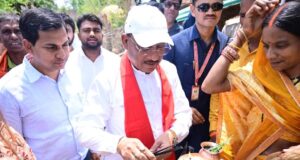 एक ग्रामीण का न्योता, मुख्यमंत्री का अपनापन – प्रधानमंत्री आवास से साकार हुआ सपना, मुख्यमंत्री ने कराया गृह प्रवेश