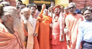 जगन्नाथ धाम में उमड़ा आस्था का सैलाब, जगद्गुरु रामभद्राचार्य के स्वागत में भक्तों की लगी कतारें