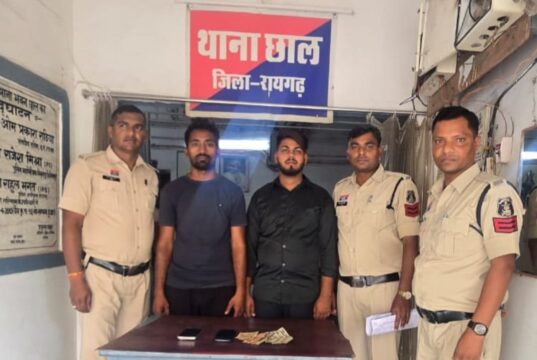 रायपुर डकैती का फरार आरोपी लुक छिप कर चला रहा था ऑनलाइन क्रिकेट सट्टे का खेल, रायगढ़ पुलिस की रेड में दबोचा गया कुख्यात आरोपी, सट्टा खेलने वाला युवक भी गिरफ्तार