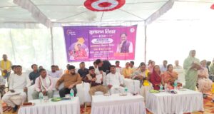 महुआ पेड़ की छांव में लगा जनसमस्या निवारण शिविर, 19 गांवों के ग्रामीण पहुंचे