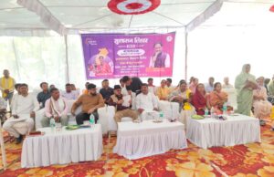 महुआ पेड़ की छांव में लगा जनसमस्या निवारण शिविर, 19 गांवों के ग्रामीण पहुंचे
