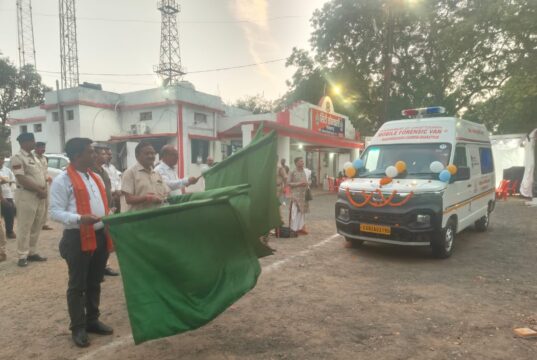 सिटी कोतवाली परिसर से फोरेंसिक मोबाइल वैन को दिखाई गई हरी झंडी