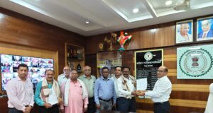 कलेक्टर भगवान सिंह वीके ने सेवानिवृत्त दो प्रधान पाठकों को दी आत्मीय विदाई