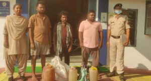 गरियाबंद पुलिस की बड़ी कार्यवाही तीन अलग-अलग प्रकरणों में कुल 52 लीटर अवैध महुआ शराब जप्त, तीन आरोपी गिरफ्तार