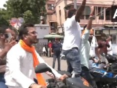 जीत के बाद BJP कार्यकर्ताओं ने ममता बनर्जी के आवास के बाहर मनाया जश्न, लगाया ‘जय श्री राम’ का नारा
