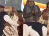 कोलकाता में शपथ ग्रहण समारोह से पहले PM मोदी ने मंच पर किसके पैर छुए? जानें उनके बारे में