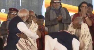 कोलकाता में शपथ ग्रहण समारोह से पहले PM मोदी ने मंच पर किसके पैर छुए? जानें उनके बारे में