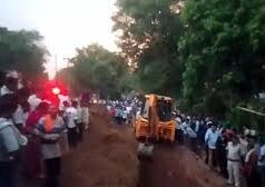 बालोद में मौत का गड्ढा: पाइपलाइन बिछाते समय मिट्टी में दबे 3 मजदूर, मचा हड़कंप