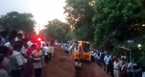 बालोद में मौत का गड्ढा: पाइपलाइन बिछाते समय मिट्टी में दबे 3 मजदूर, मचा हड़कंप