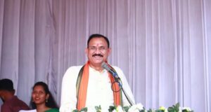 स्वास्थ मंत्री श्याम बिहारी के काफिले में केवल दो गाड़िया, मंत्री ने कार्यक्रम के बीच में मंच से दिया फॉलो गाड़ी और कारकेट को वापस जाने का आदेश