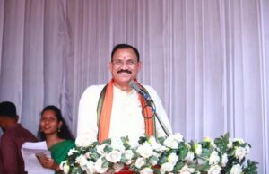स्वास्थ मंत्री श्याम बिहारी के काफिले में केवल दो गाड़िया, मंत्री ने कार्यक्रम के बीच में मंच से दिया फॉलो गाड़ी और कारकेट को वापस जाने का आदेश