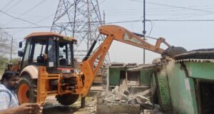 5 साल की बच्ची से दरिंदगी करने वाले आरोपी के घर चला बुलडोजर, सामान को भी किया गया जब्त
