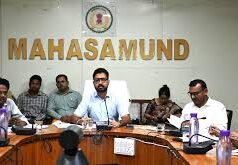 महासमुंद में कलेक्टर की सख्ती: योजनाओं की समीक्षा, अधिकारियों को फटकार