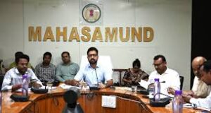 महासमुंद में कलेक्टर की सख्ती: योजनाओं की समीक्षा, अधिकारियों को फटकार