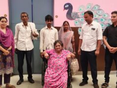 दो साल बाद घर ले जाने आए बेटो को देख खुश हुई माँ