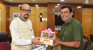 राज्यपाल रमेन डेका को ट्री मैन ने भेंट किया दुनिया का सबसे महंगा मियाजाकी आम