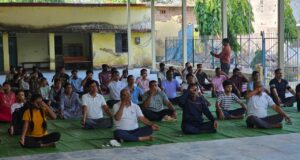 पुसौर में उत्साहपूर्वक मनाया गया अंतरराष्ट्रीय योग दिवस, सैकड़ों लोगों ने किया योगाभ्यास