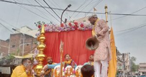 सिद्ध बाबा धाम की भव्य शोभायात्रा में उमड़ा आस्था का सैलाब, श्रद्धालुओं ने पुष्पवर्षा कर किया स्वागत